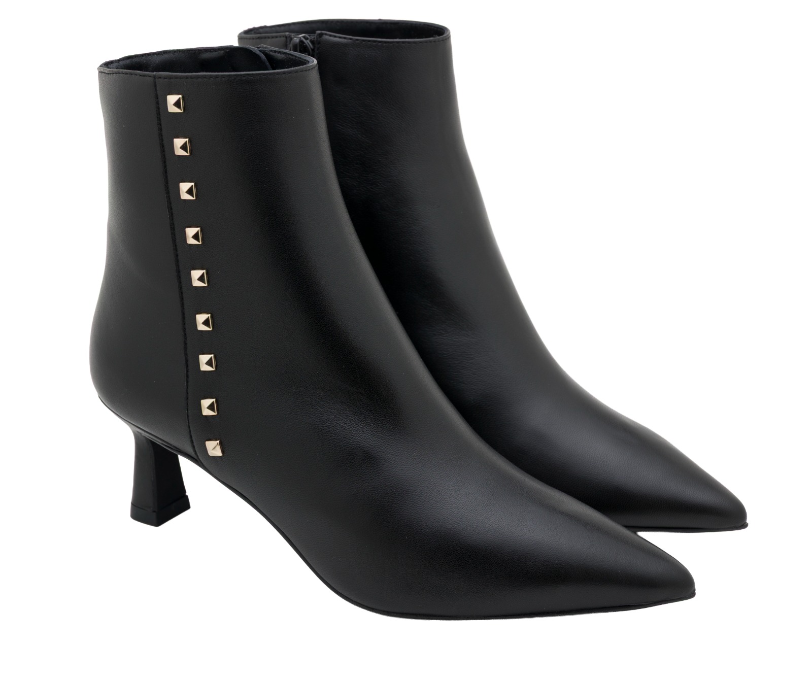 Botines negros Angari originales utilizados como referencia para una campaña de moda con IA