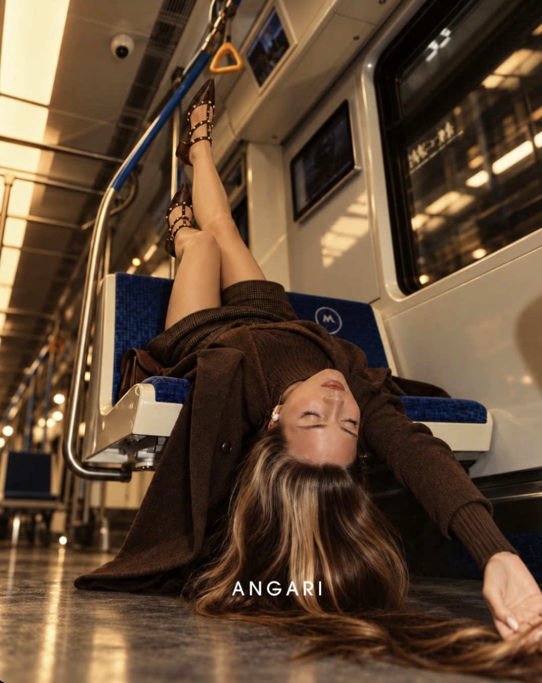 Campaña de moda Angari creada con IA: modelo con zapatos de tachuelas dentro de un vagón de metro